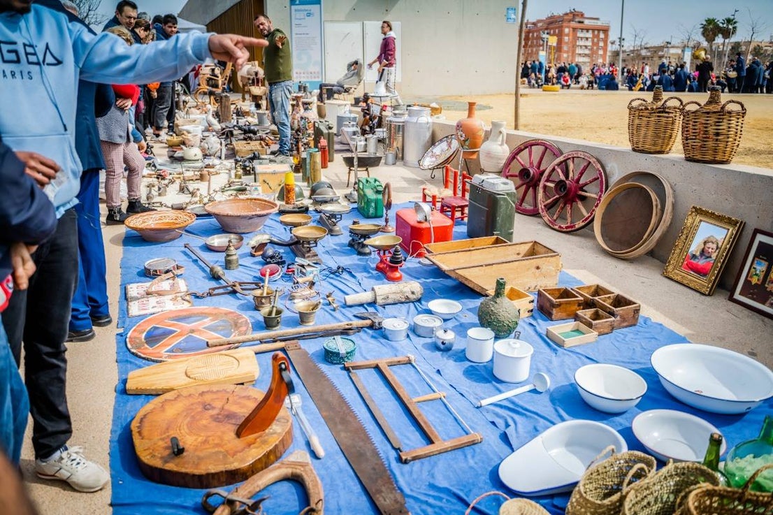 El nuevo Rastro de arte y antigüedades se estrena con un centenar de puestos