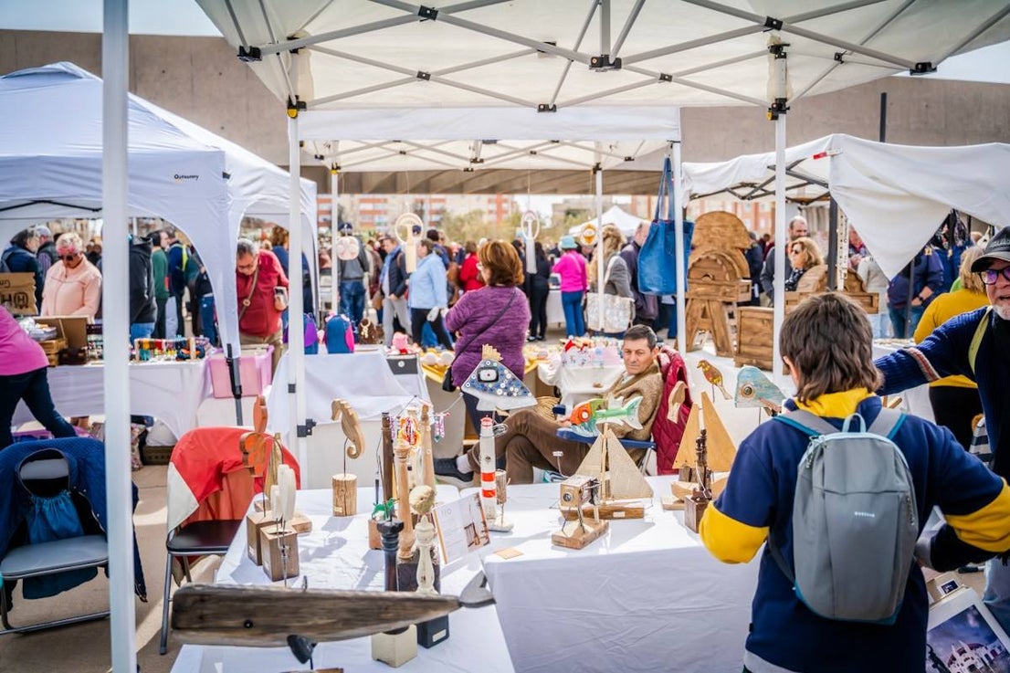 El nuevo Rastro de arte y antigüedades se estrena con un centenar de puestos