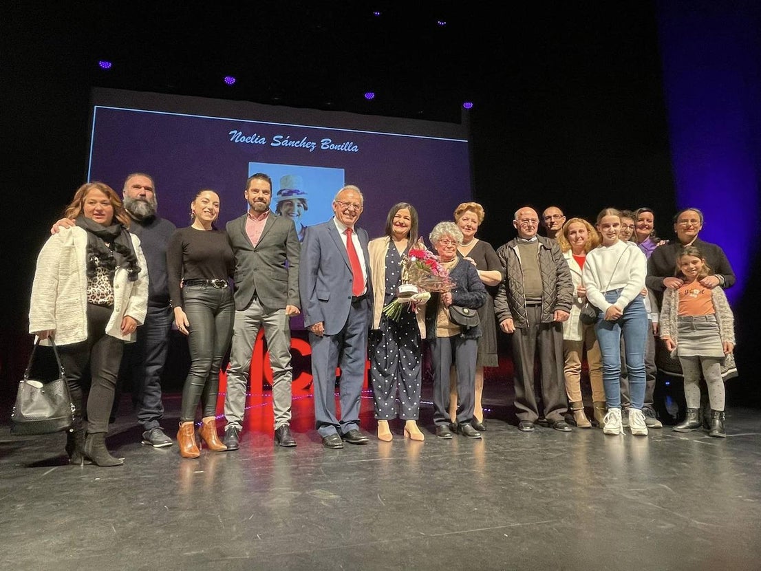 Vícar premia la trayectoria de una veintena de mujeres