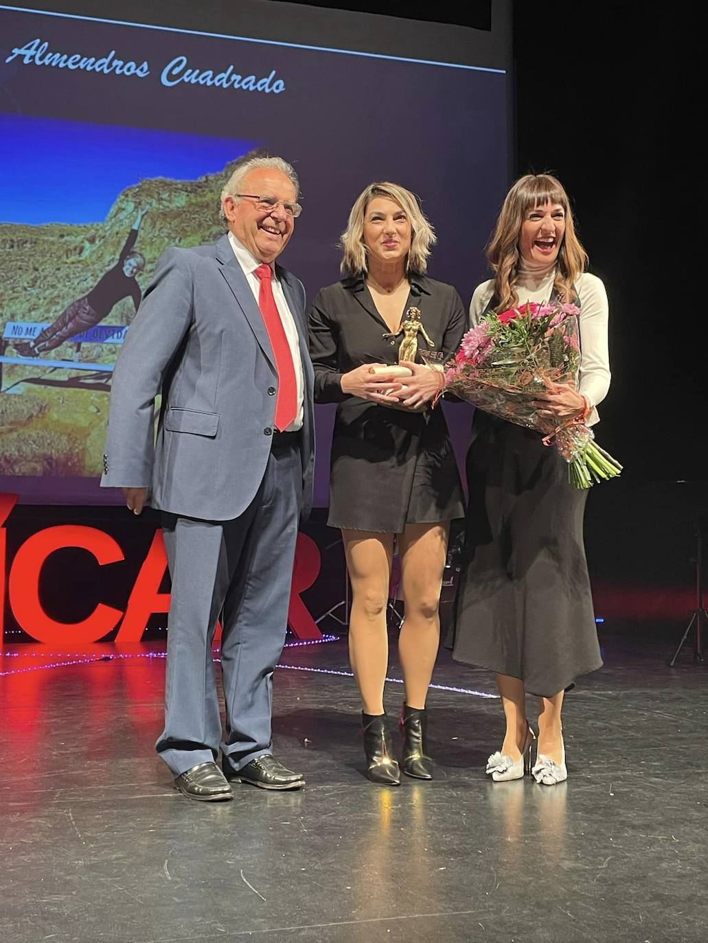 Vícar premia la trayectoria de una veintena de mujeres