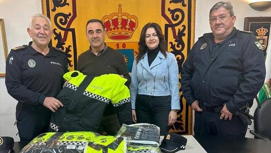 Hernández entrega nuevo material y uniformidad para la Policía Local