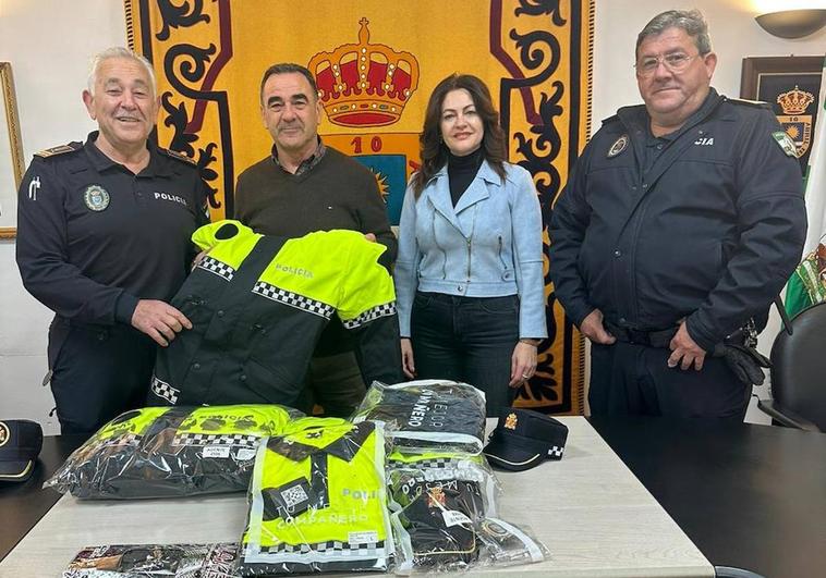 Hernández entrega nuevo material y uniformidad para la Policía Local