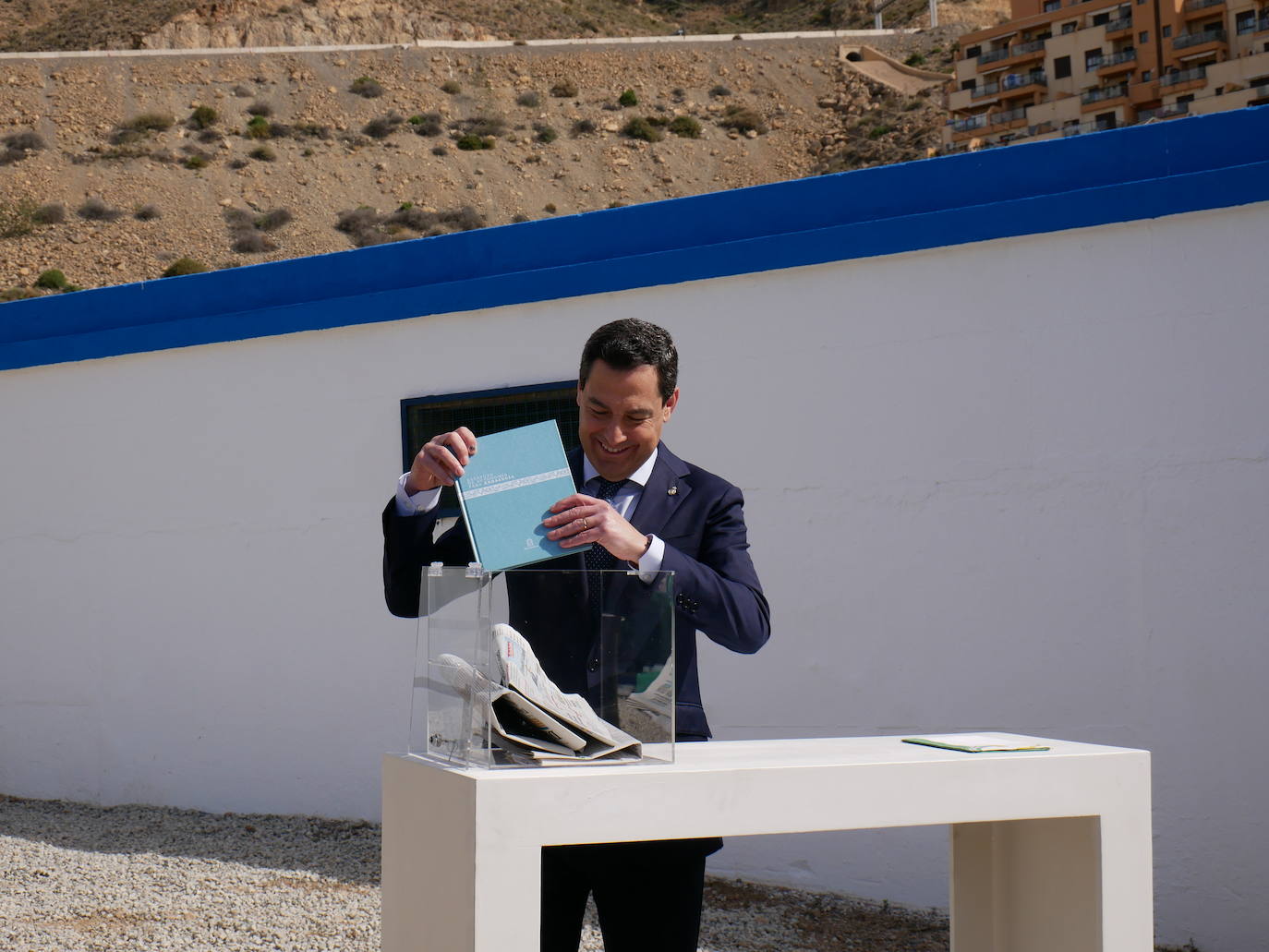 Moreno Bonilla pone la primera piedra de la conexión de Roquetas con la desaladora