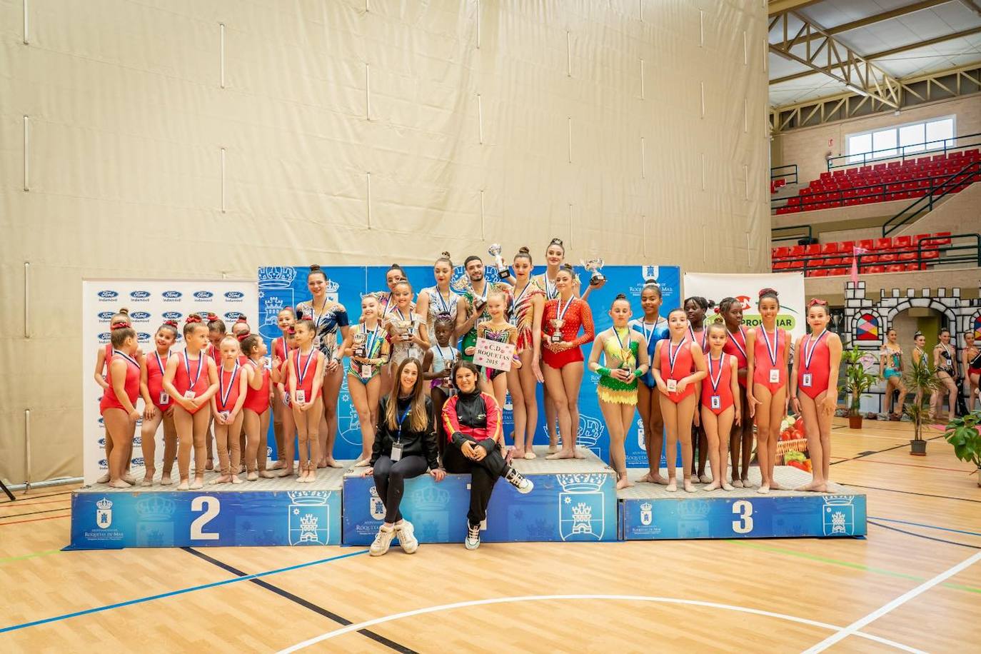Medio millar de gimnastas participan en el torneo Roquetas 2015