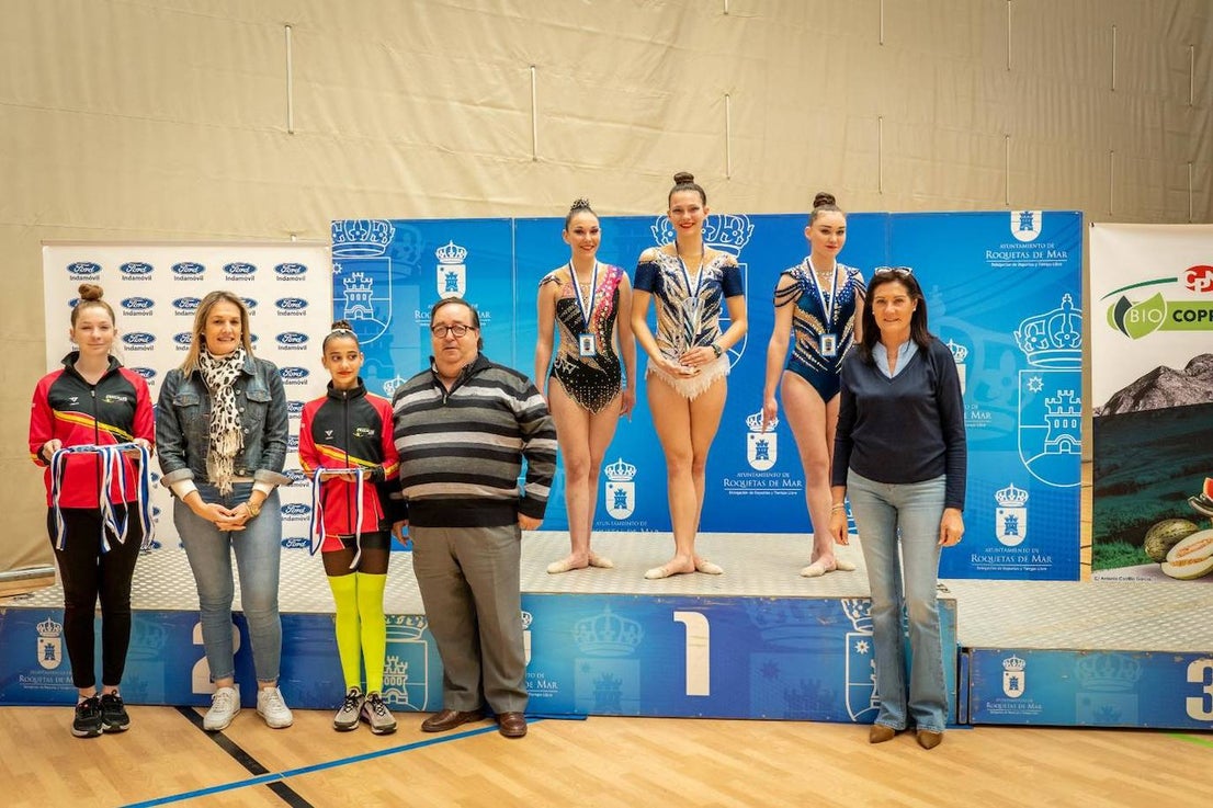 Medio millar de gimnastas participan en el torneo Roquetas 2015
