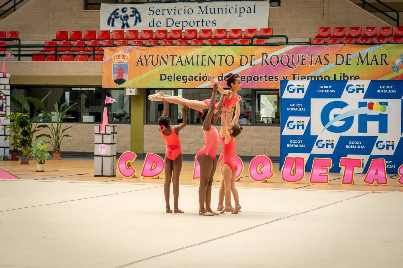 Medio millar de gimnastas participan en el torneo Roquetas 2015