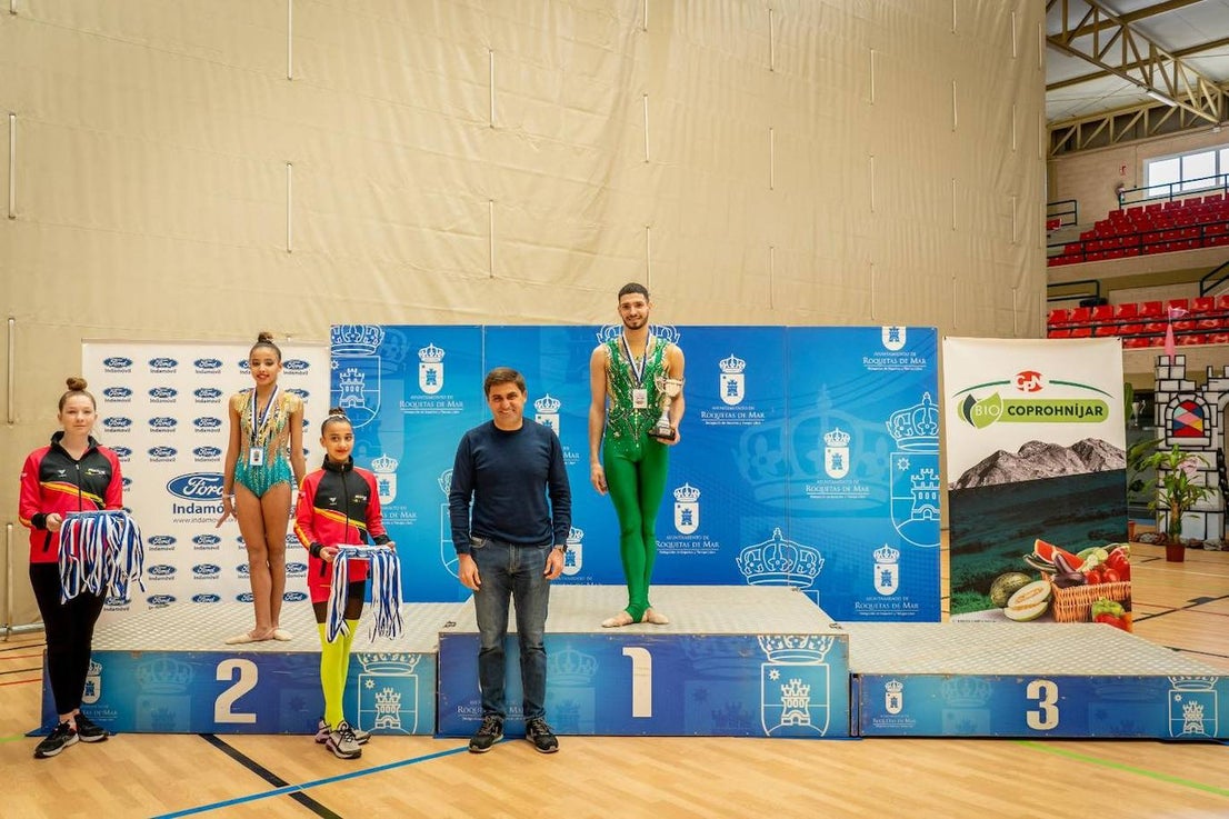Medio millar de gimnastas participan en el torneo Roquetas 2015