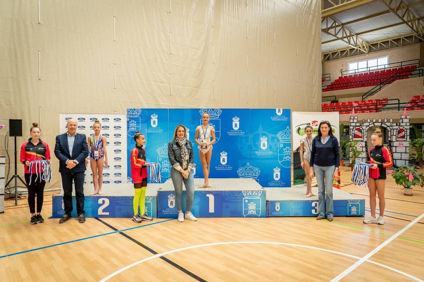 Medio millar de gimnastas participan en el torneo Roquetas 2015