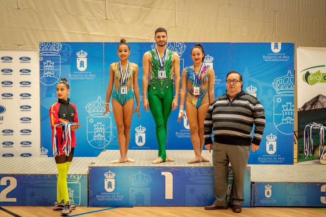 Medio millar de gimnastas participan en el torneo Roquetas 2015