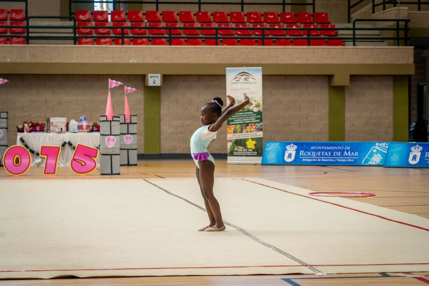 Medio millar de gimnastas participan en el torneo Roquetas 2015