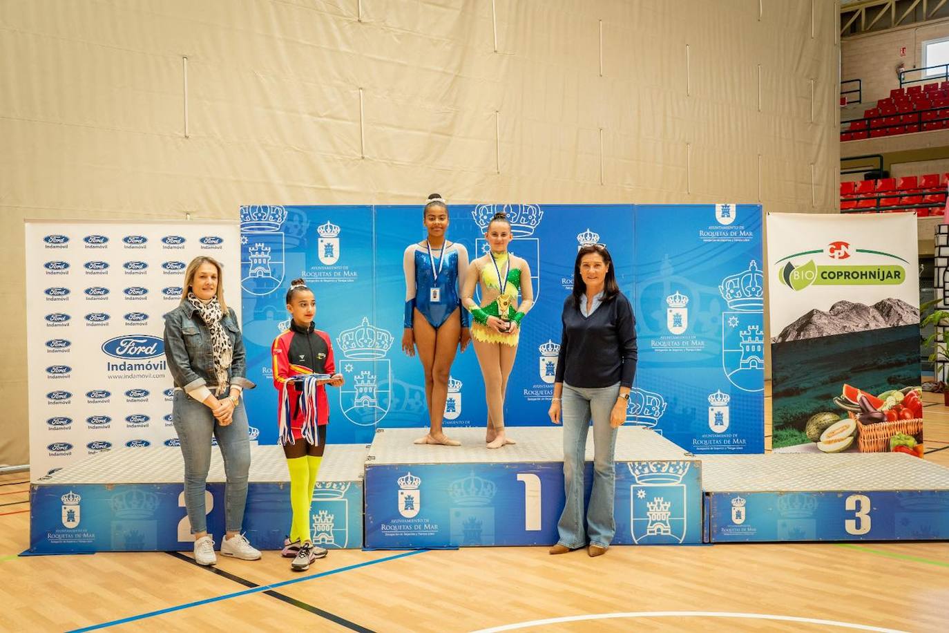 Medio millar de gimnastas participan en el torneo Roquetas 2015
