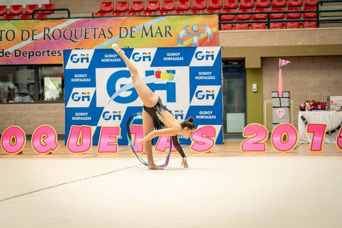 Medio millar de gimnastas participan en el torneo Roquetas 2015