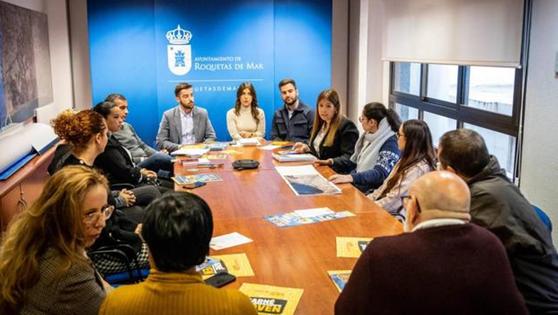 Un centenar de comercios se unen al carné joven, que ahora se promocionará entre los estudiantes