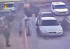 Los dos detenidos, en el momento de acceder al aparcamiento