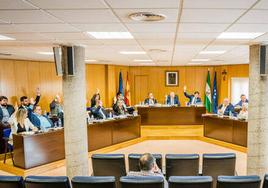 Un Pleno marcado por la cercanía de las elecciones da nuevos pasos para licitar el bus urbano