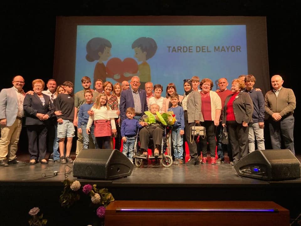 Vícar homenajea a sus mayores con una tarde de reconocimientos y actuaciones