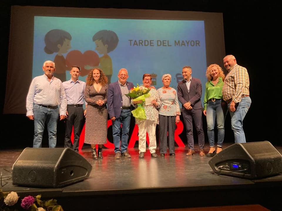 Vícar homenajea a sus mayores con una tarde de reconocimientos y actuaciones