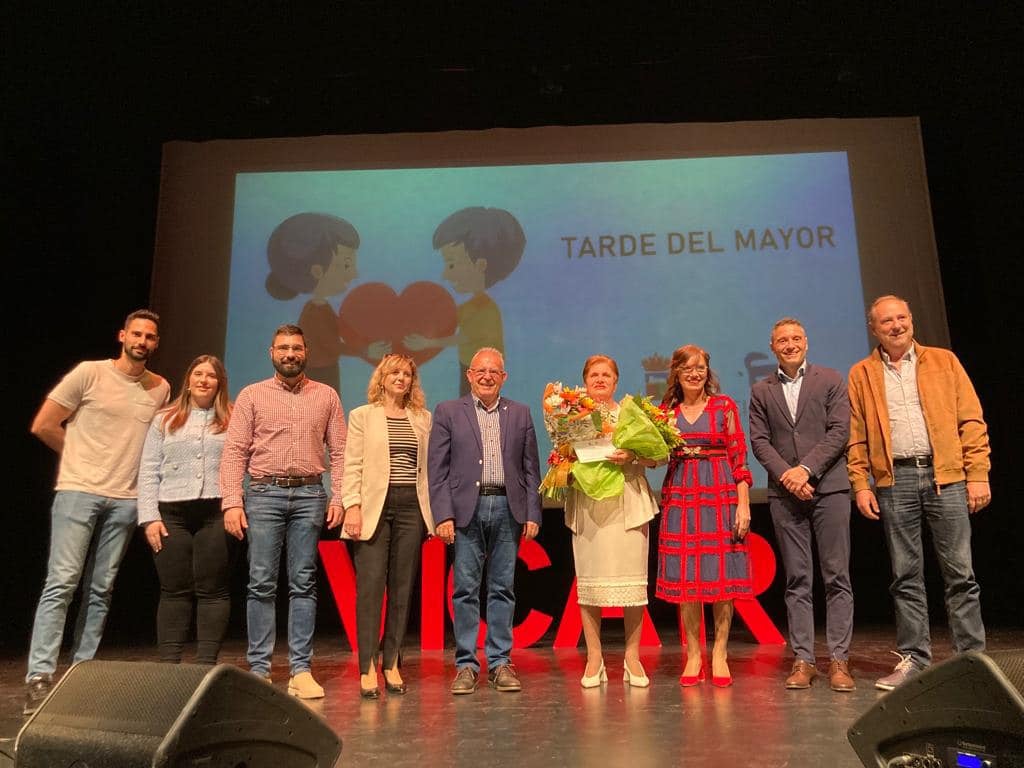 Vícar homenajea a sus mayores con una tarde de reconocimientos y actuaciones