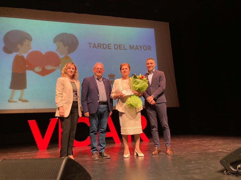 Vícar homenajea a sus mayores con una tarde de reconocimientos y actuaciones