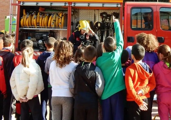 Simuladores, primeros auxilios y concienciación en la primera Semana de la Prevención de Incendios en Roquetas