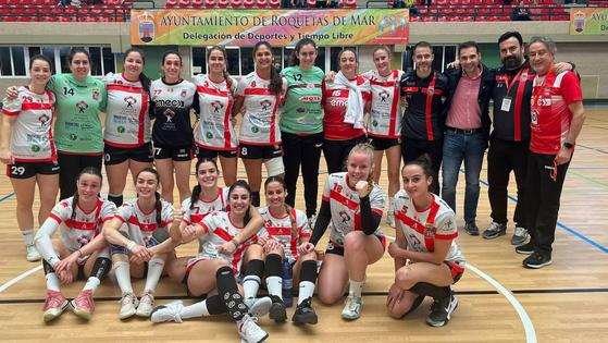 Las roqueteras del Costa de Almería de balonmano se imponen en Toledo y lideran la competición
