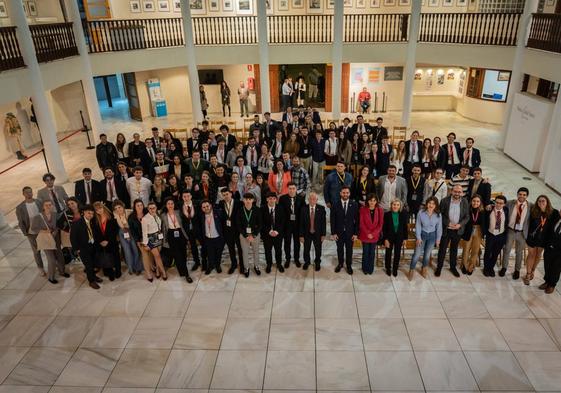 Roquetas acoge a estudiantes de catorce universidades en el certamen de debate de la UAL