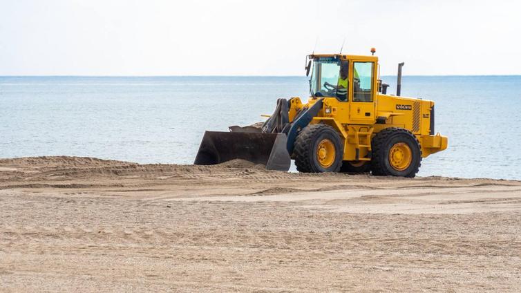 Las playas de Roquetas se preparan de cara a la temporada de Semana Santa