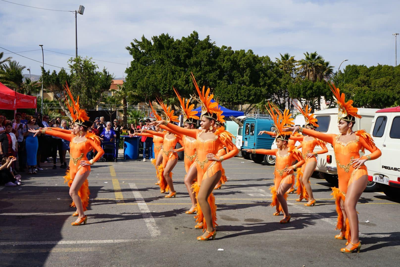 Concentración multitudinaria en Vícar de vehículos industriales antiguos
