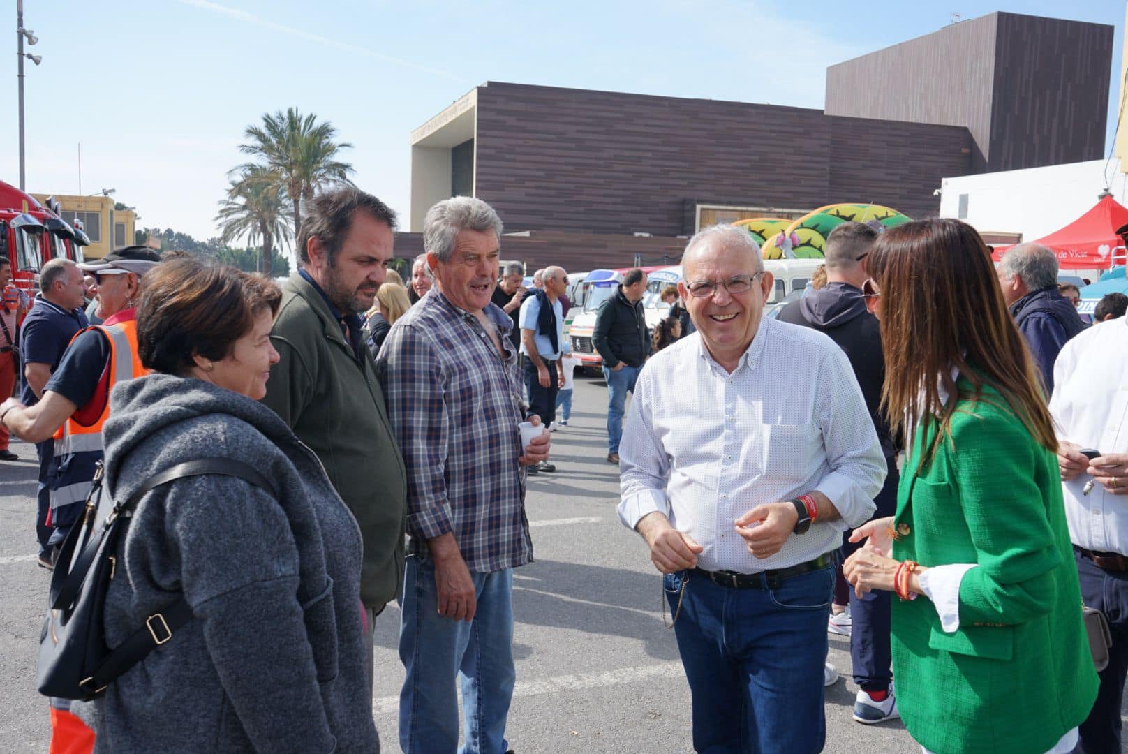Concentración multitudinaria en Vícar de vehículos industriales antiguos