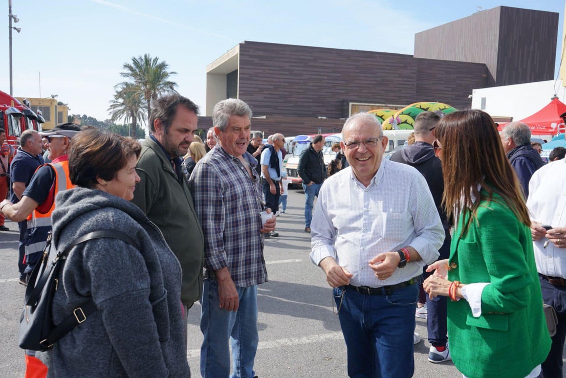 Concentración multitudinaria en Vícar de vehículos industriales antiguos