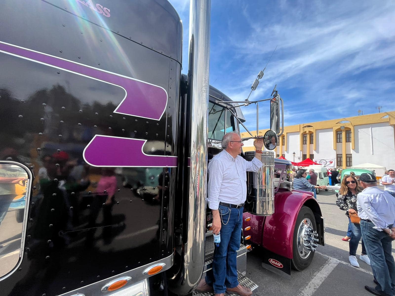 Concentración multitudinaria en Vícar de vehículos industriales antiguos