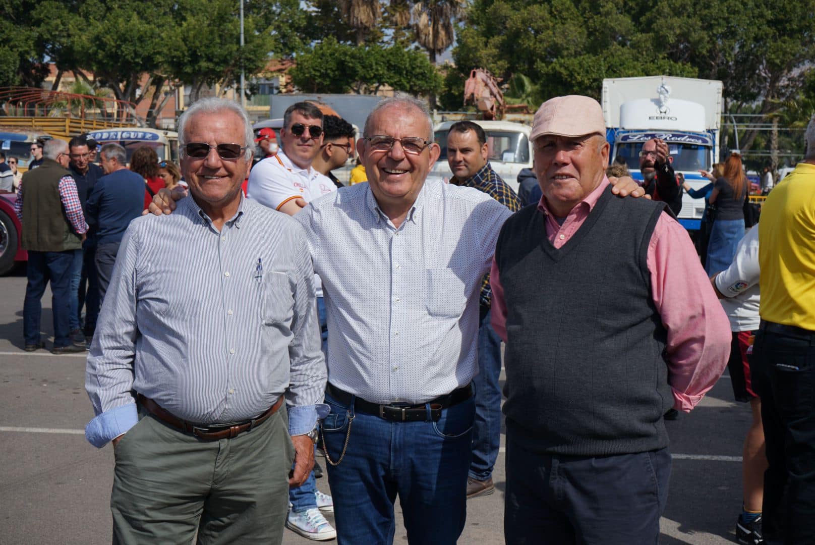 Concentración multitudinaria en Vícar de vehículos industriales antiguos