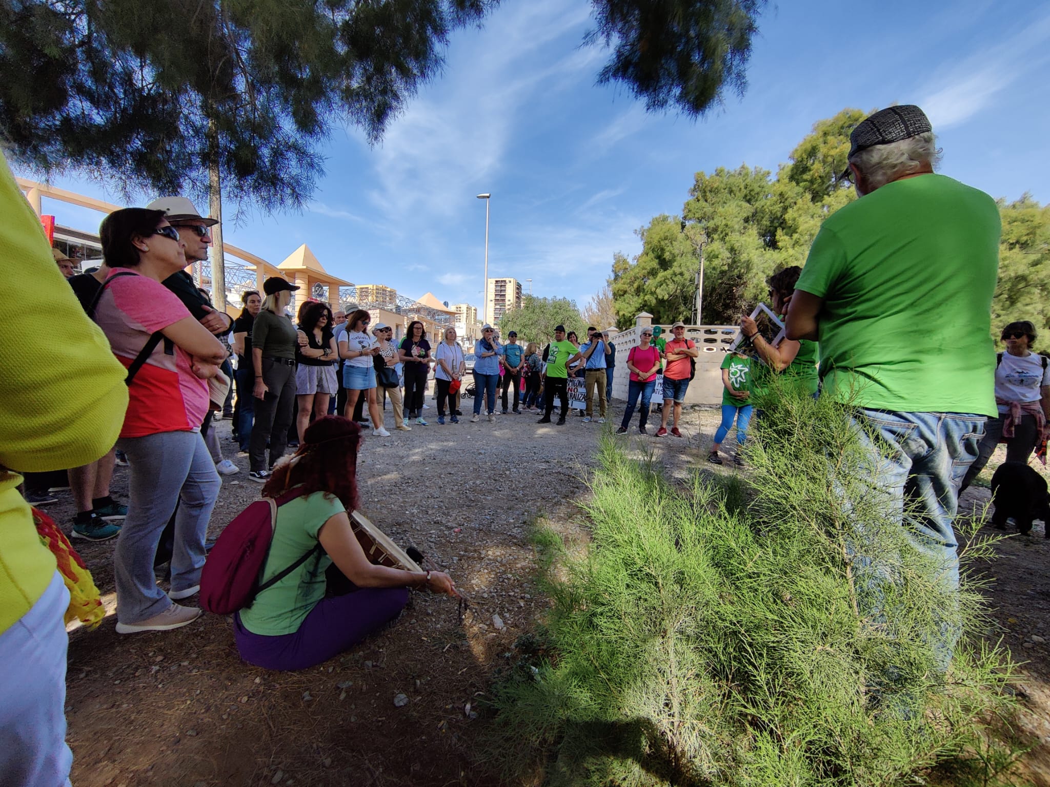 Decenas de personas rechazan el «hormigonado» de la rambla de San Antonio