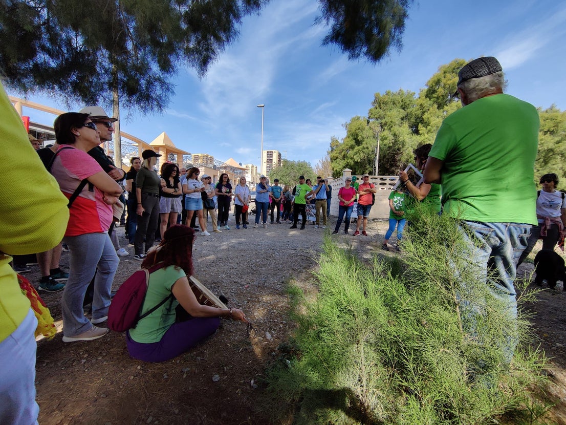 Decenas de personas rechazan el «hormigonado» de la rambla de San Antonio