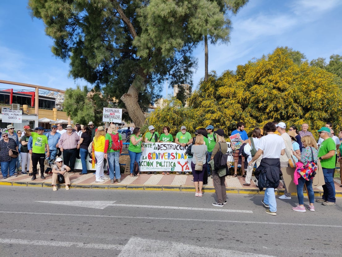 Decenas de personas rechazan el «hormigonado» de la rambla de San Antonio