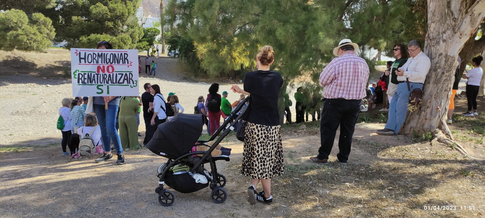 Decenas de personas rechazan el «hormigonado» de la rambla de San Antonio
