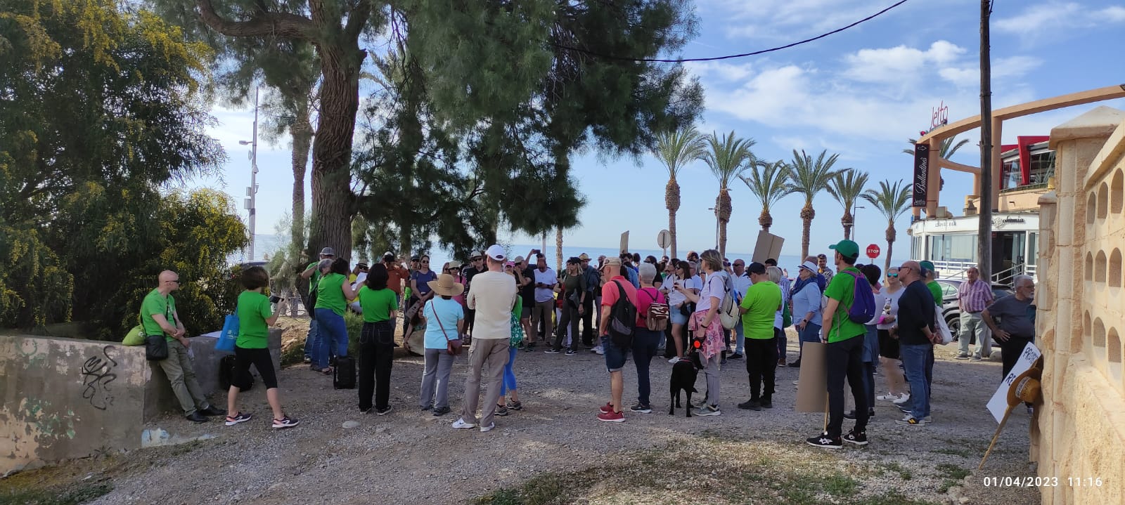 Decenas de personas rechazan el «hormigonado» de la rambla de San Antonio