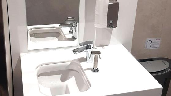 Roquetas es el primer municipio costero peninsular en instalar baños para ostomizados en sus playas