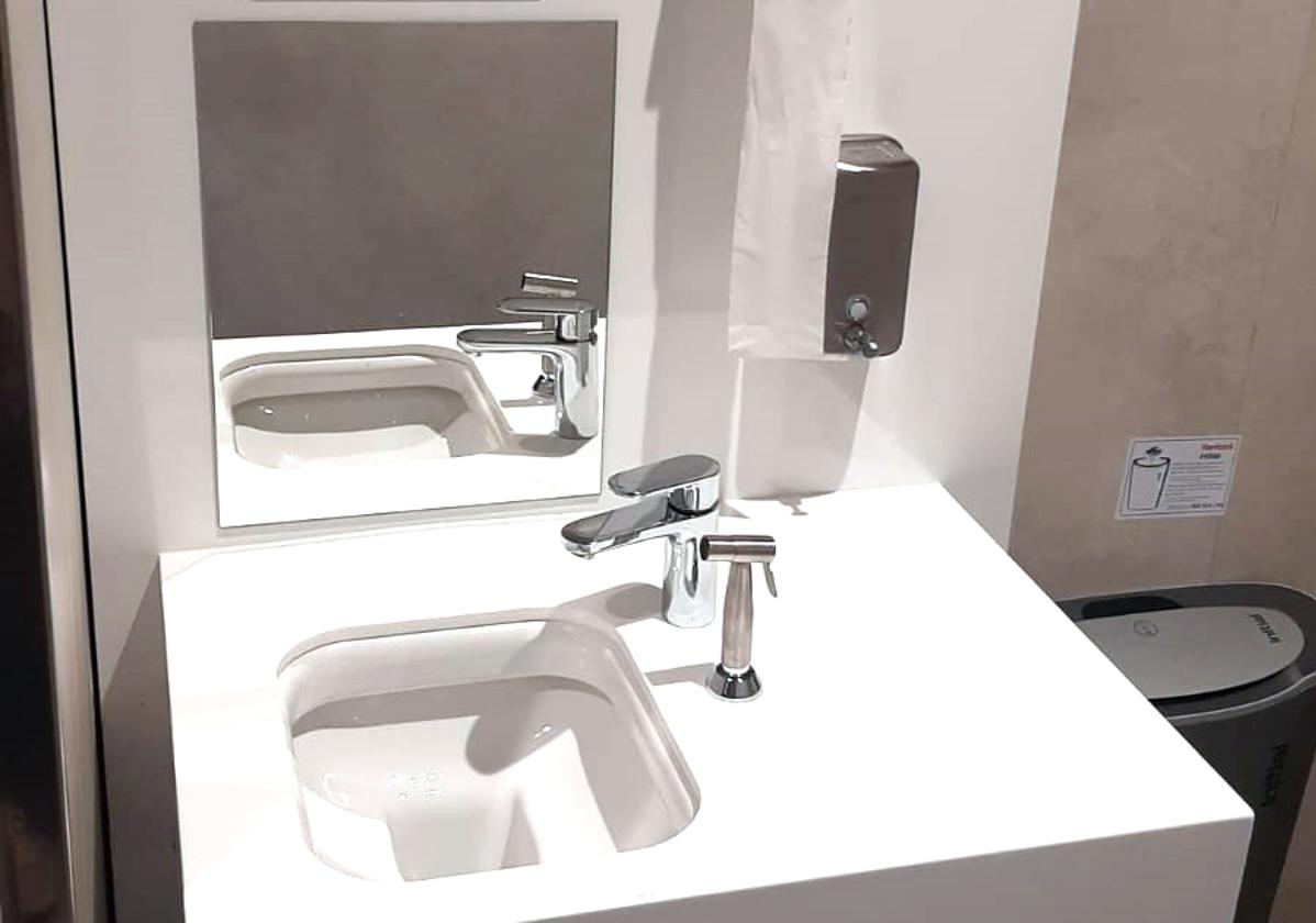 Aseo para ostomizados en el Aeropuerto de Barajas, similar a los instalados en Roquetas