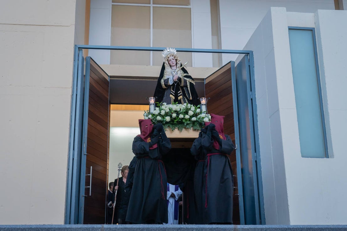 El Cristo de la Expiración procesiona en un impresionante silencio solo roto por los tambores