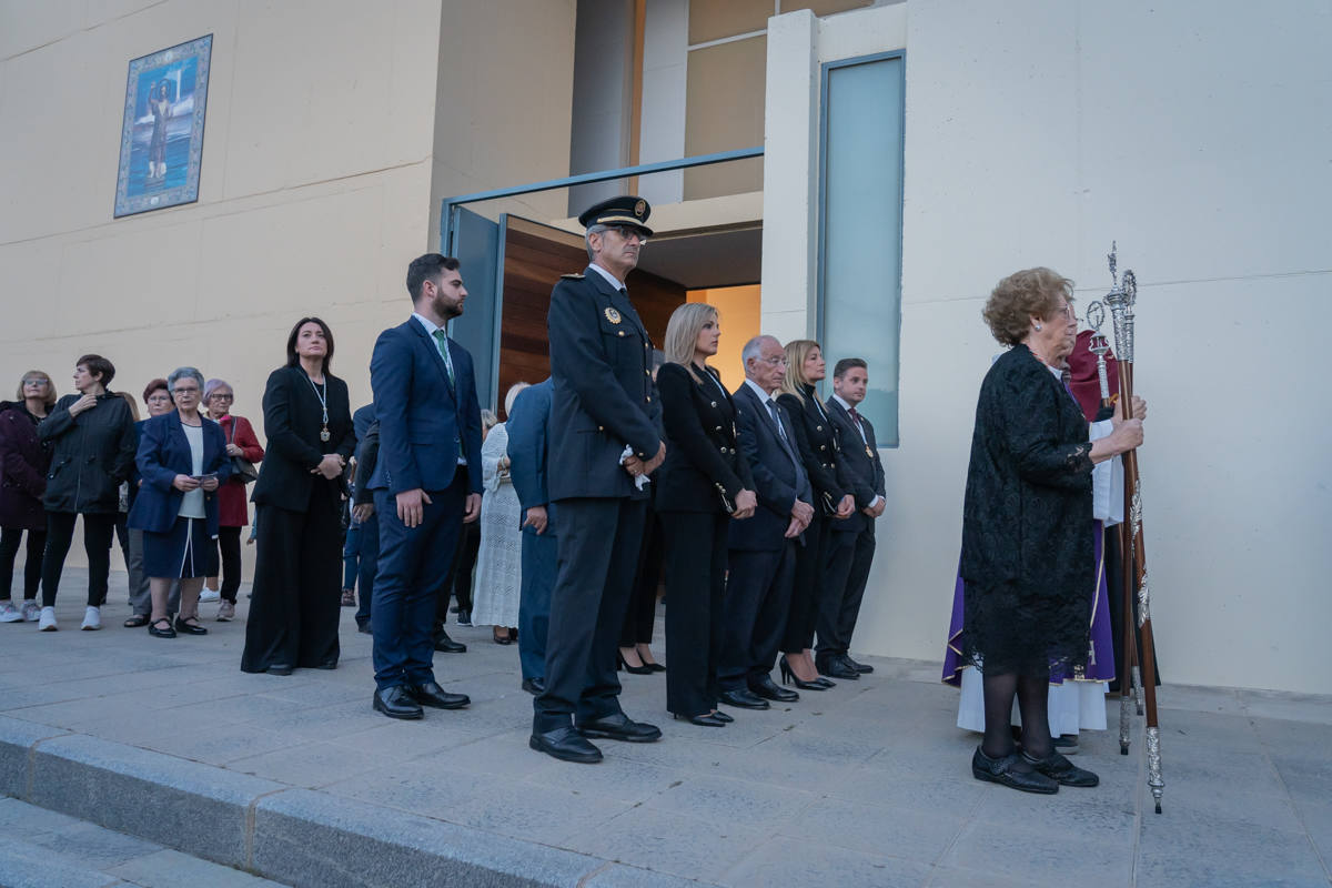 El Cristo de la Expiración procesiona en un impresionante silencio solo roto por los tambores