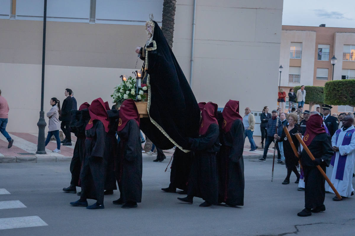 El Cristo de la Expiración procesiona en un impresionante silencio solo roto por los tambores