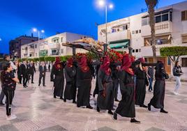 El Cristo de la Expiración procesiona en un impresionante silencio solo roto por los tambores