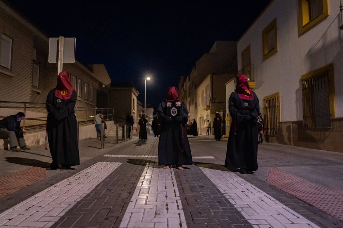El Cristo de la Expiración procesiona en un impresionante silencio solo roto por los tambores
