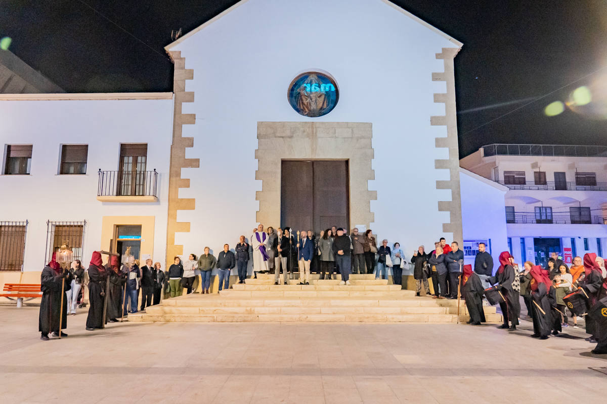 El Cristo de la Expiración procesiona en un impresionante silencio solo roto por los tambores
