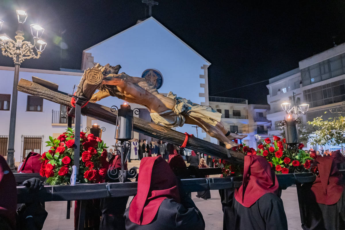 El Cristo de la Expiración procesiona en un impresionante silencio solo roto por los tambores