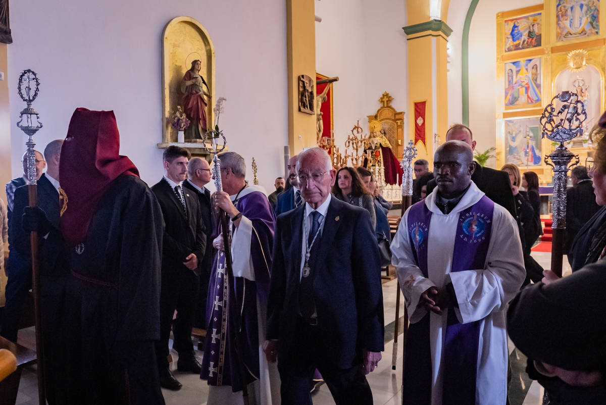 El Cristo de la Expiración procesiona en un impresionante silencio solo roto por los tambores