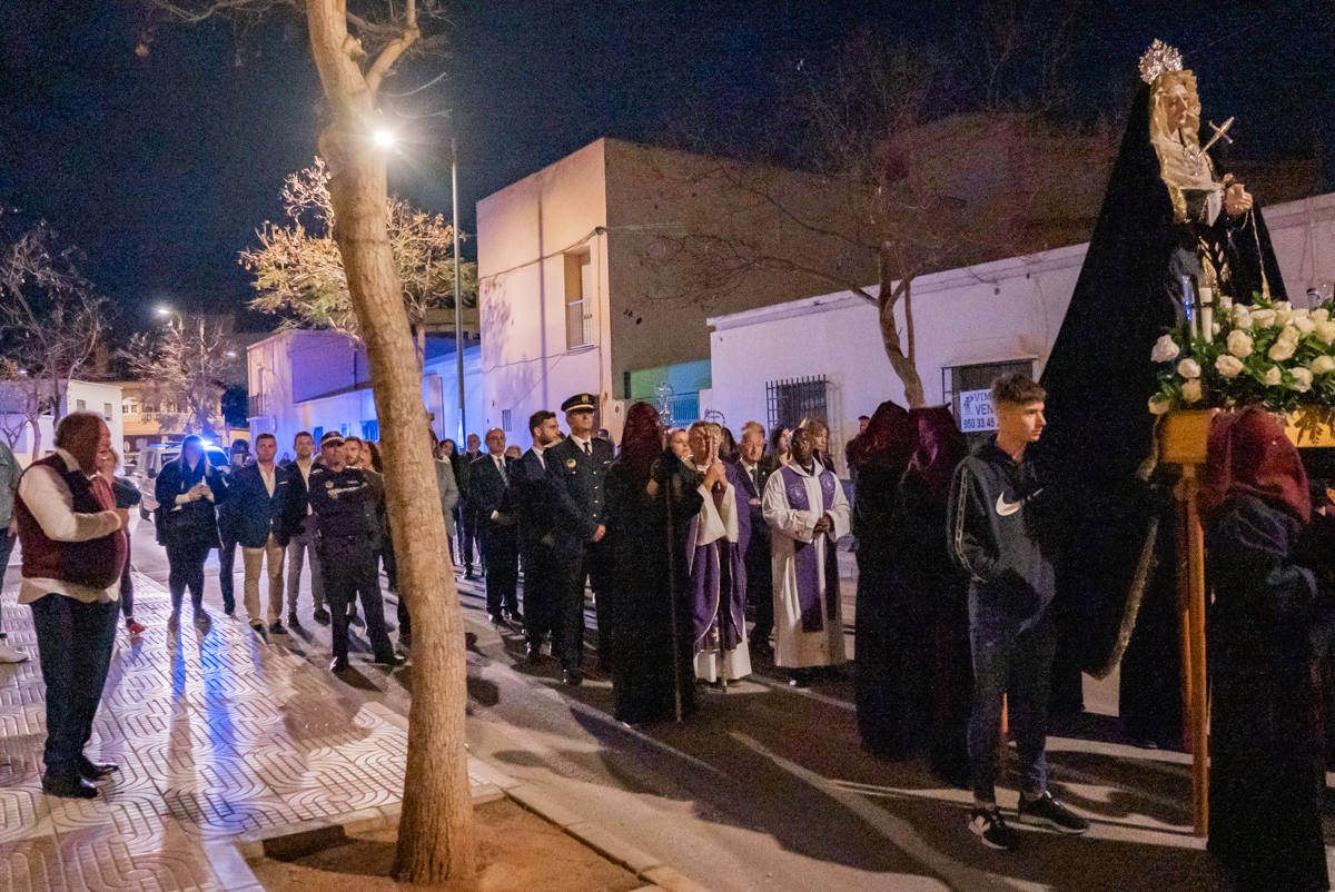 El Cristo de la Expiración procesiona en un impresionante silencio solo roto por los tambores