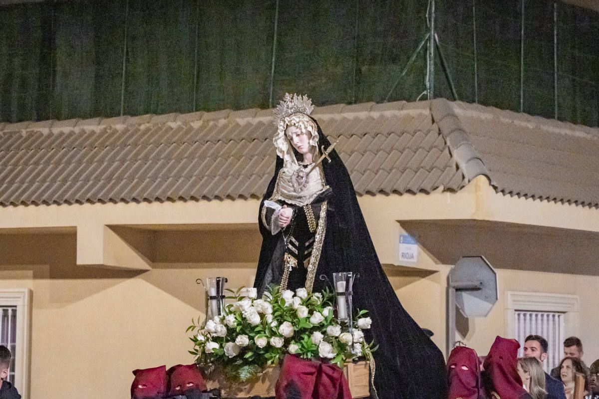 El Cristo de la Expiración procesiona en un impresionante silencio solo roto por los tambores