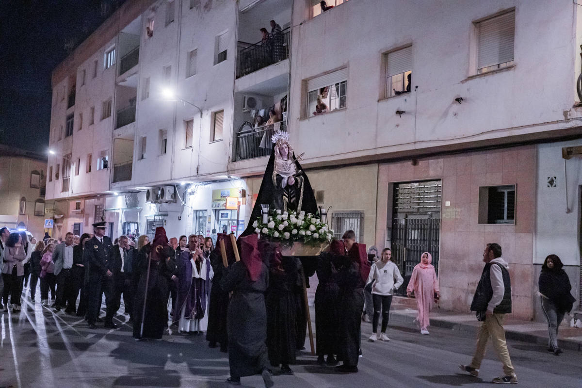 El Cristo de la Expiración procesiona en un impresionante silencio solo roto por los tambores